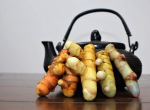 Turmeric rhizome rainbow with black tea pot (Curcuma longa and curcuma caesia)